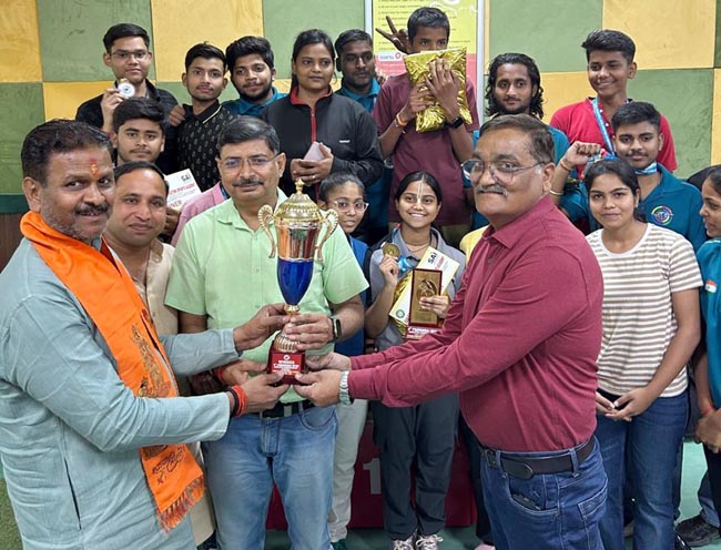 ट्रॉफी देते महापौर ट्रॉफी देते महापौर
