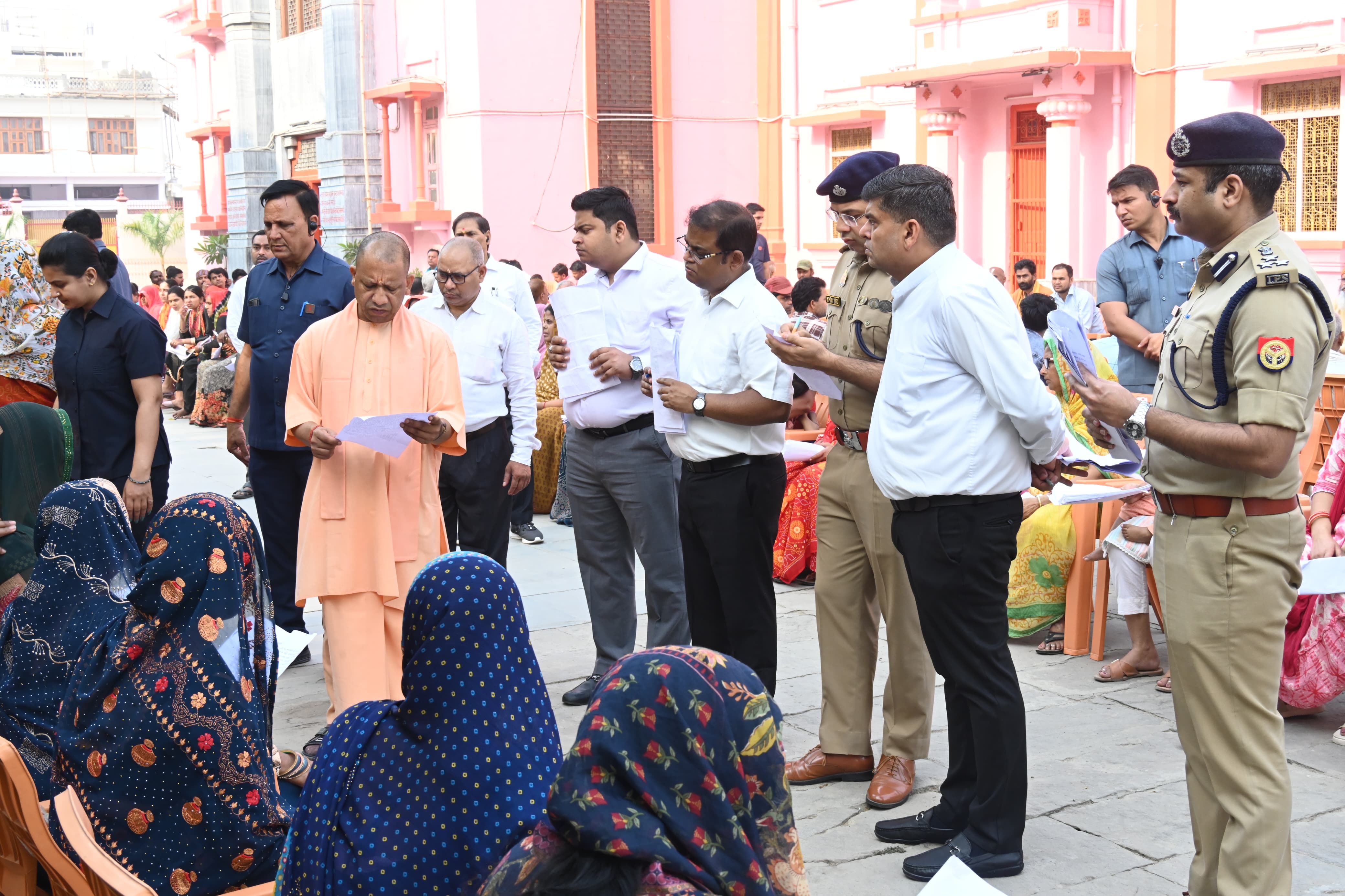 *जनता दर्शन में सीएम योगी ने सुनीं 300 लोगों की समस्याएं*