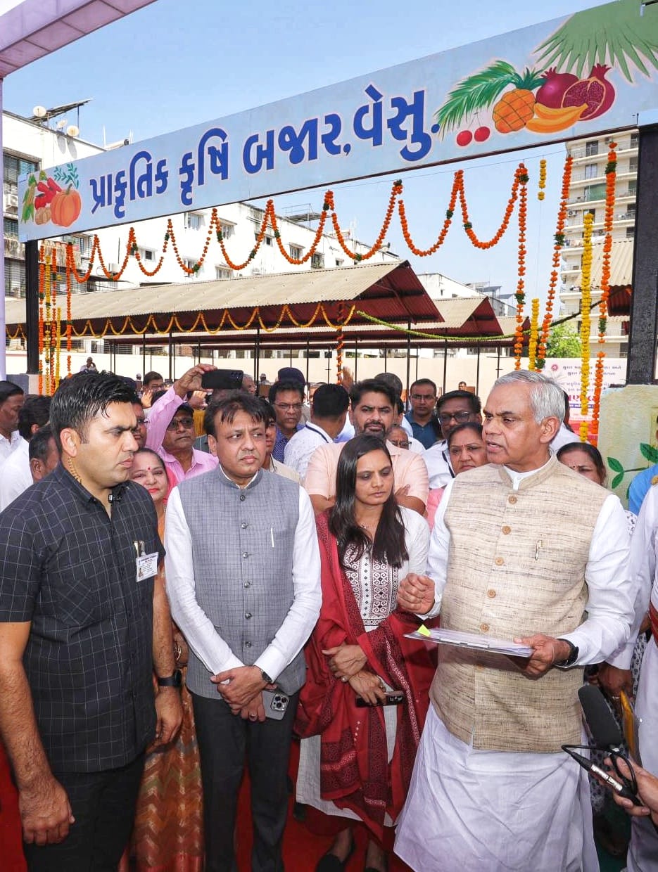 सूरत के वेसु में प्राकृतिक कृषि बाजार का शुभारम्भ के मौके पर राज्यपाल आचार्य देवव्रत। सूरत के वेसु में प्राकृतिक कृषि बाजार का शुभारम्भ के मौके पर राज्यपाल आचार्य देवव्रत।
