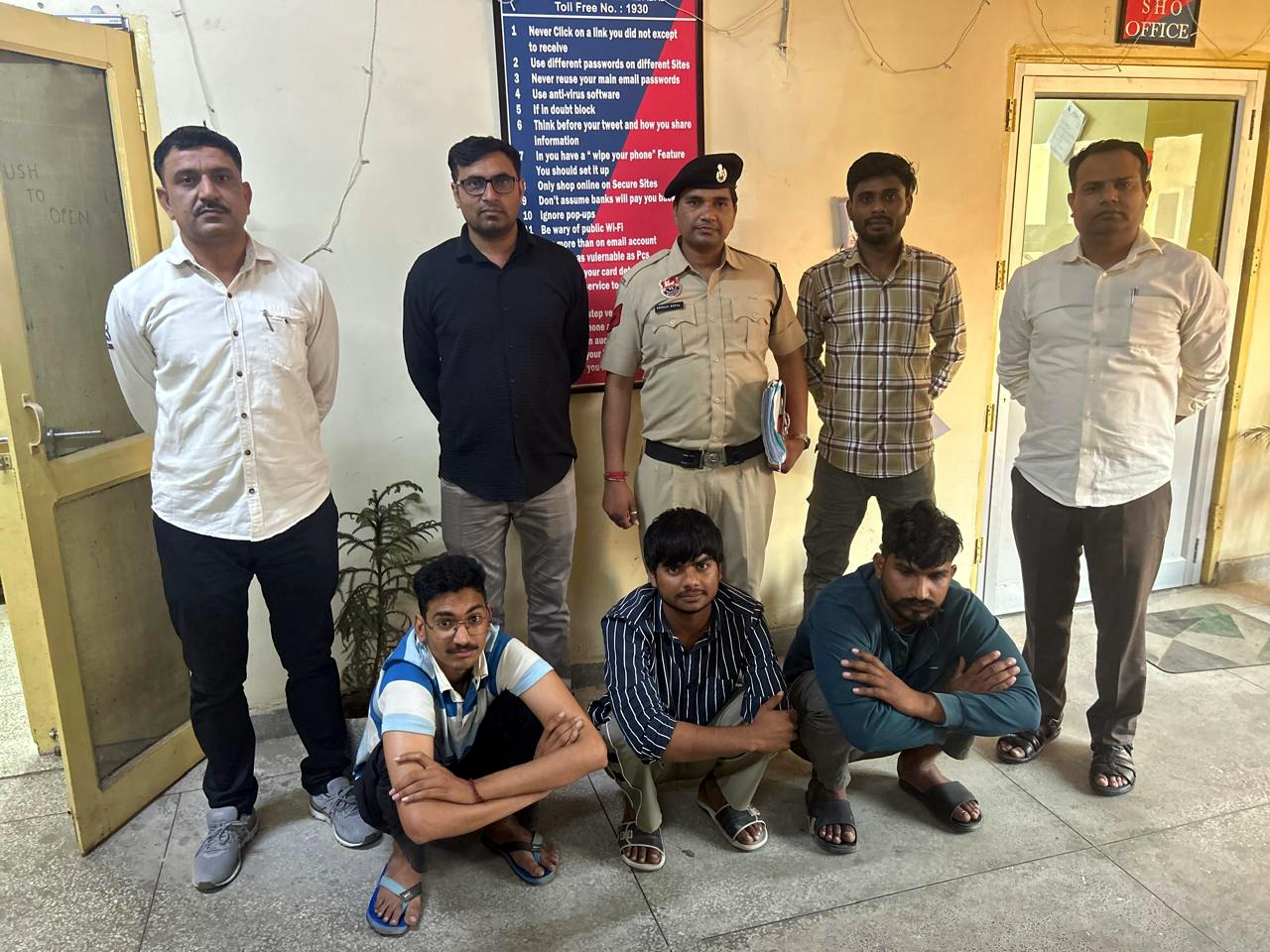पुलिस द्वारा भीख मांगते रेस्क्यू किए गए बच्चे पुलिस द्वारा भीख मांगते रेस्क्यू किए गए बच्चे