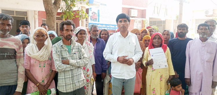 सोनीपत:एडीसी कार्यालय पर प्रदर्शन करते हुए ग्रामीण सोनीपत:एडीसी कार्यालय पर प्रदर्शन करते हुए ग्रामीण