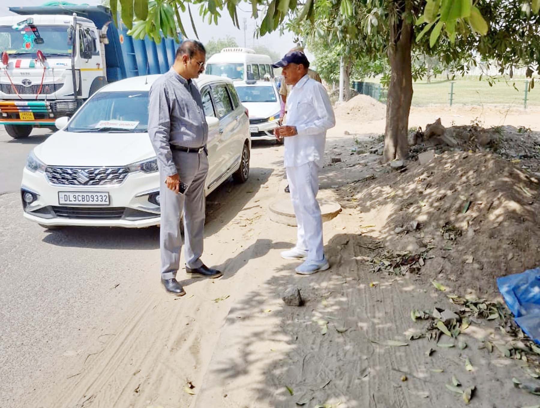 नगर निगम गुरुग्राम क्षेत्र में स्वीपिंग मशीन द्वारा सफाई व्यवस्था की जांच करते अधिकारी। नगर निगम गुरुग्राम क्षेत्र में स्वीपिंग मशीन द्वारा सफाई व्यवस्था की जांच करते अधिकारी।