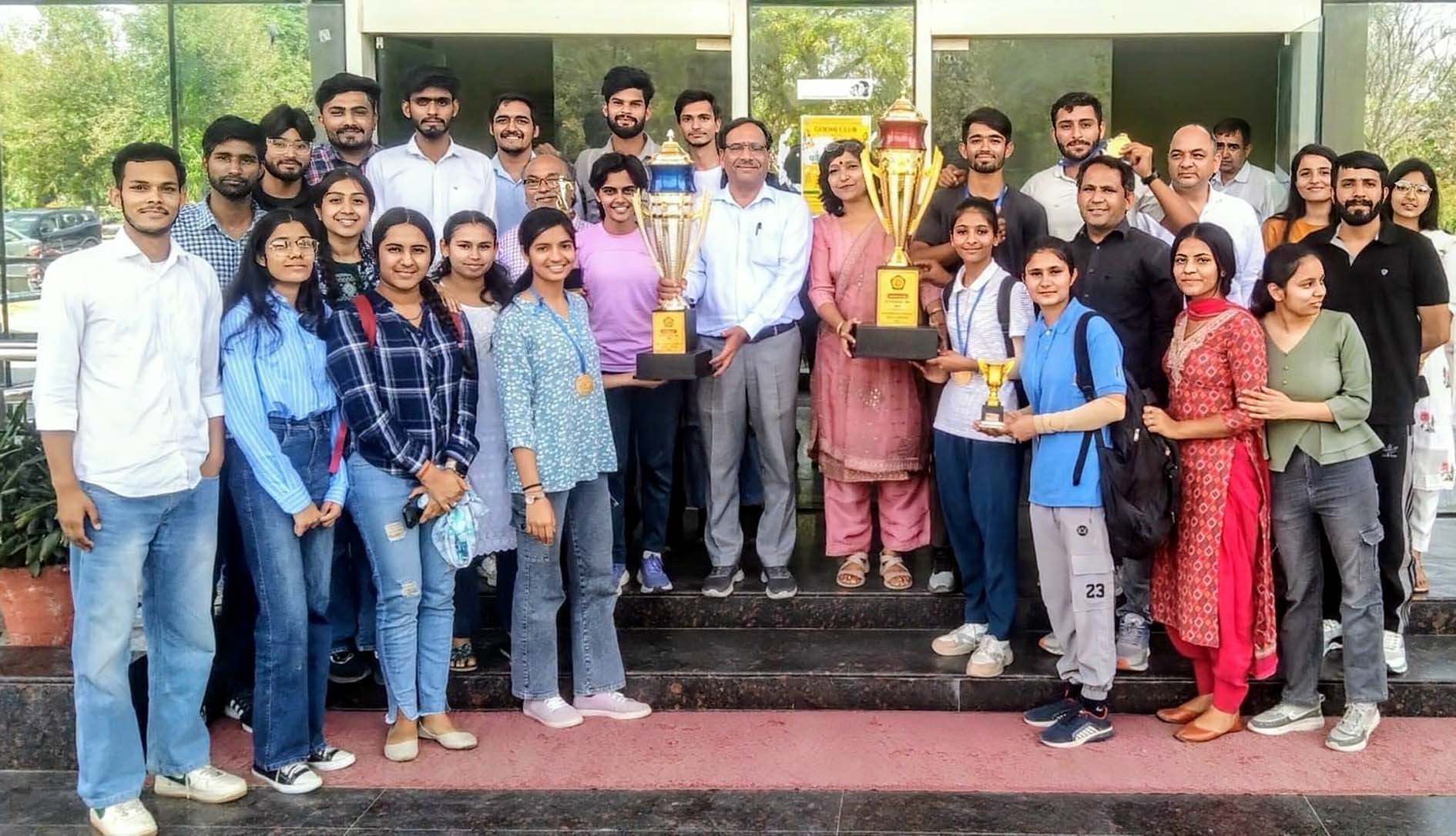 भौतिकी विभाग में विजेता विद्यार्थियों का स्वागत करते विभागाध्यक्ष प्रो. आरएस कुंडू एवं अन्य शिक्षक। भौतिकी विभाग में विजेता विद्यार्थियों का स्वागत करते विभागाध्यक्ष प्रो. आरएस कुंडू एवं अन्य शिक्षक।
