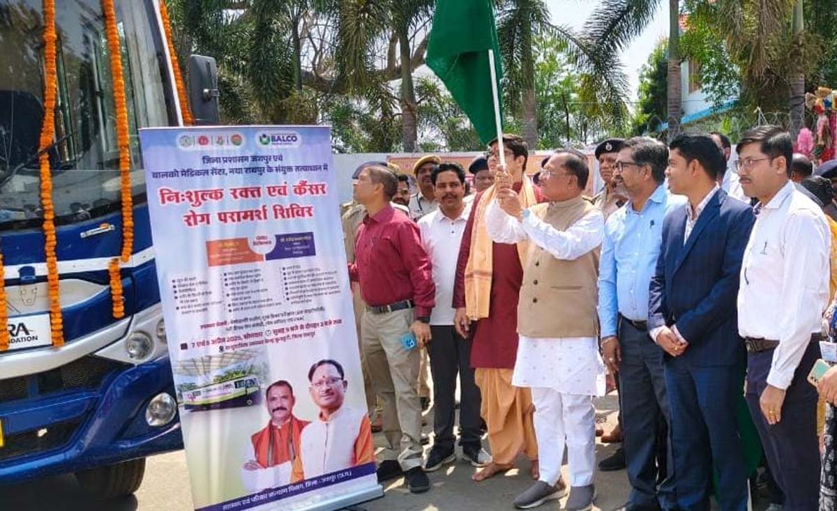 मुख्यमंत्री साय कैंसर डिटेक्शन वैन को हरी झंडी दिखाते हुए मुख्यमंत्री साय कैंसर डिटेक्शन वैन को हरी झंडी दिखाते हुए
