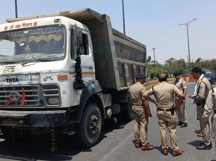 हादसे के बाद जांच करती पुलिस हादसे के बाद जांच करती पुलिस