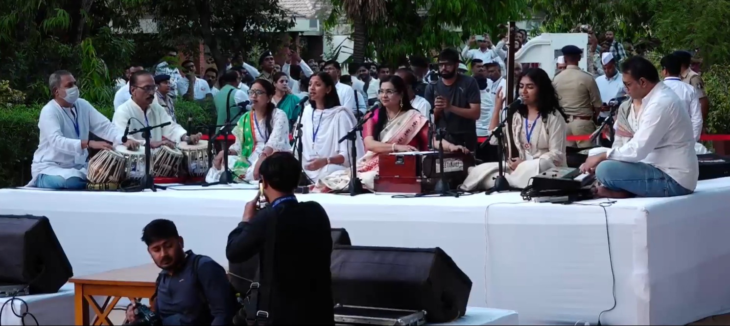 साबरमती आश्रम में मंगलवार शाम आयोजित प्रार्थना सभा में प्रार्थना करती हुईं।