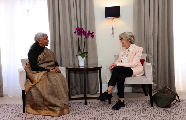 डेम पैट्रिशिया हेविट से बातचीत करते वित्त मंत्री निर्मला सीतारमण डेम पैट्रिशिया हेविट से बातचीत करते वित्त मंत्री निर्मला सीतारमण