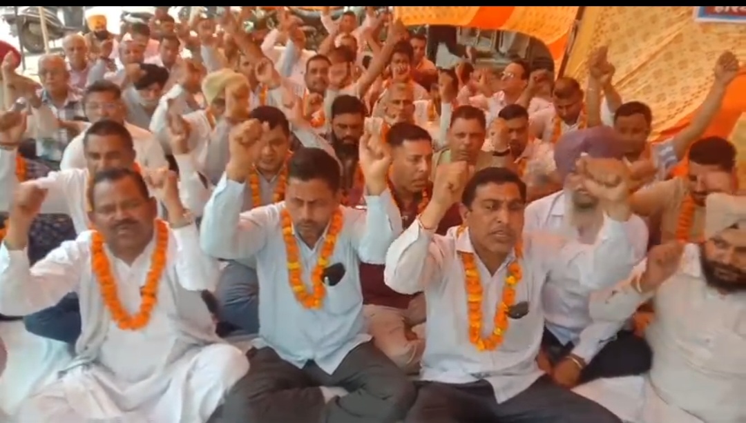 भूख हड़ताल पर बैठे रोडवेज कर्मी भूख हड़ताल पर बैठे रोडवेज कर्मी
