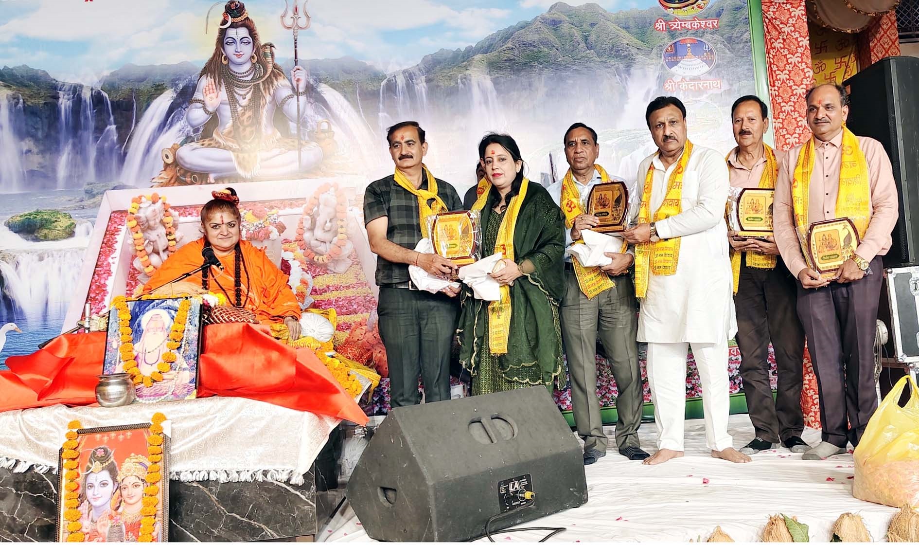 फोटो : अतिथियों को सम्मानित करते बजरंग दास गर्ग व उपस्थित साध्वी करूणागिरी महाराज। फोटो : अतिथियों को सम्मानित करते बजरंग दास गर्ग व उपस्थित साध्वी करूणागिरी महाराज।