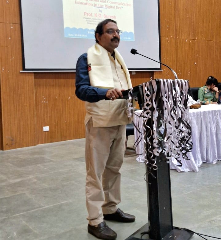 प्रो के जी सुरेश संबाेधित करते हुए प्रो के जी सुरेश संबाेधित करते हुए