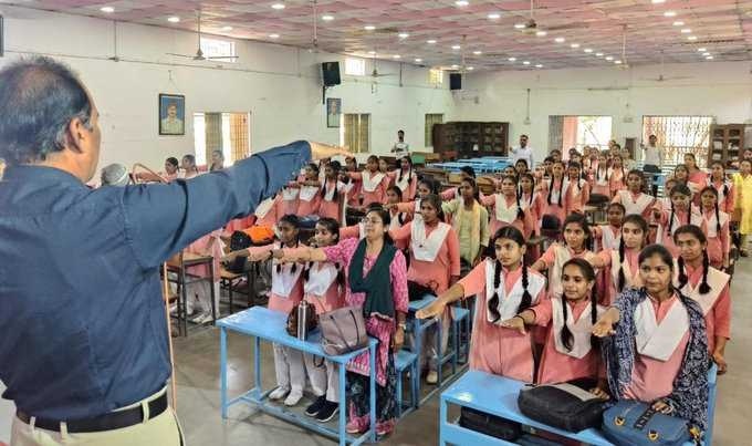 छात्राओं ने जाना बारिश के पानी का मोल छात्राओं ने जाना बारिश के पानी का मोल