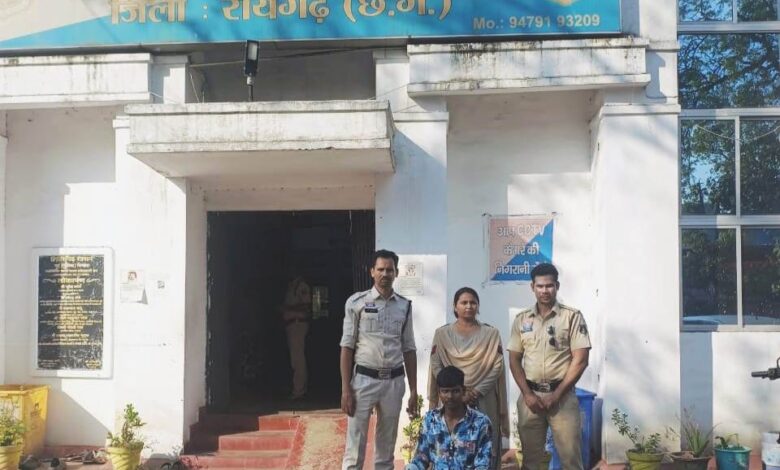 पुलिस के गिरफ्त में आरोपी पुलिस के गिरफ्त में आरोपी
