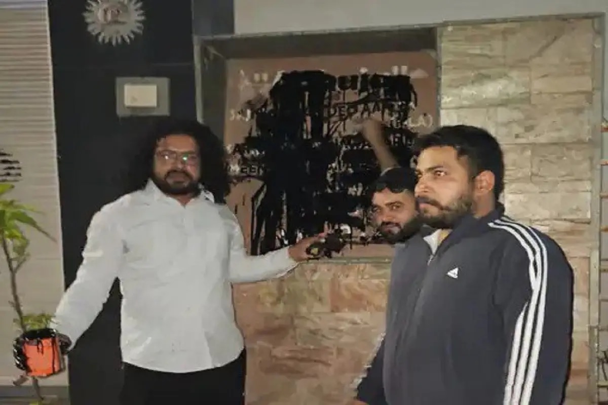 आहूजा के घर पर कालिख। आहूजा के घर पर कालिख।