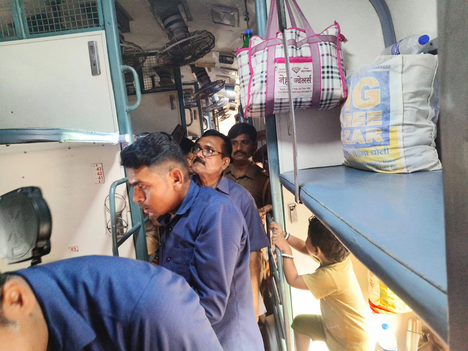ट्रेन में चेकिंग करते पुलिस के जवान ट्रेन में चेकिंग करते पुलिस के जवान