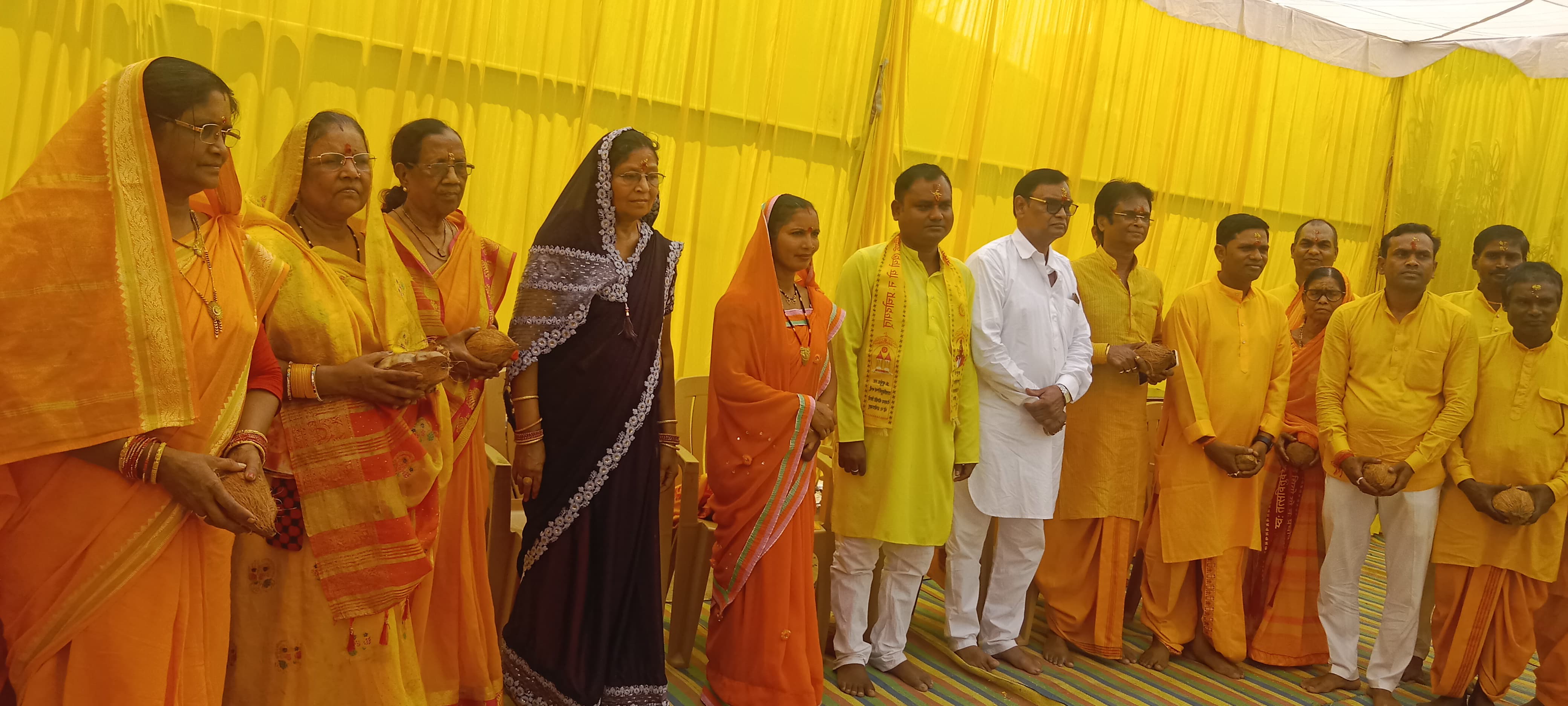 सम्मान कार्यक्रम के दौरा समूह में खड़े हुए गायत्री परिवार से जुड़े हुए साधक। सम्मान कार्यक्रम के दौरा समूह में खड़े हुए गायत्री परिवार से जुड़े हुए साधक।