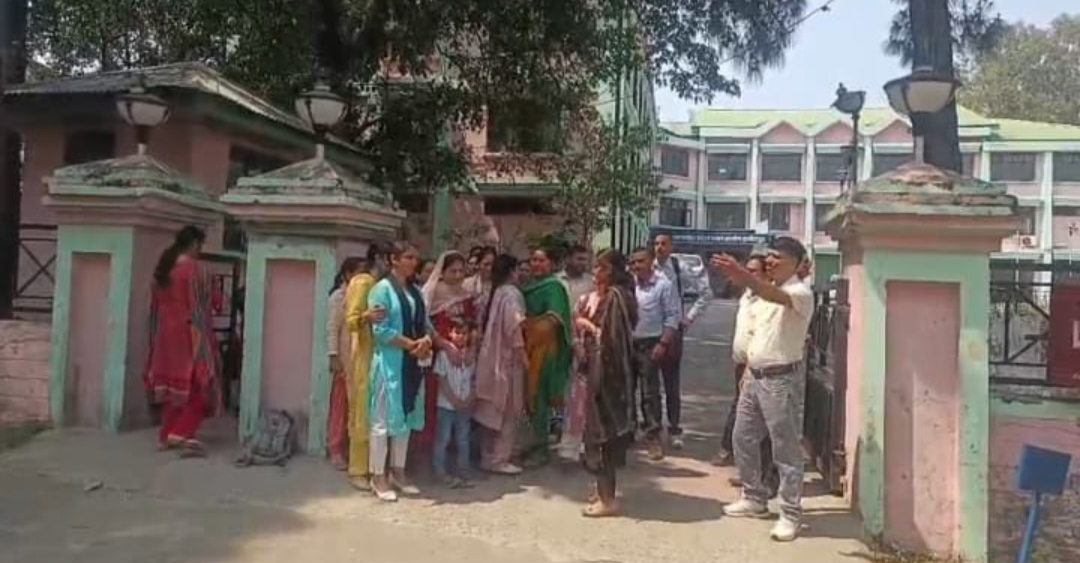 आयोग के दफ्तर के बाहर अभ्यार्थी आयोग के दफ्तर के बाहर अभ्यार्थी