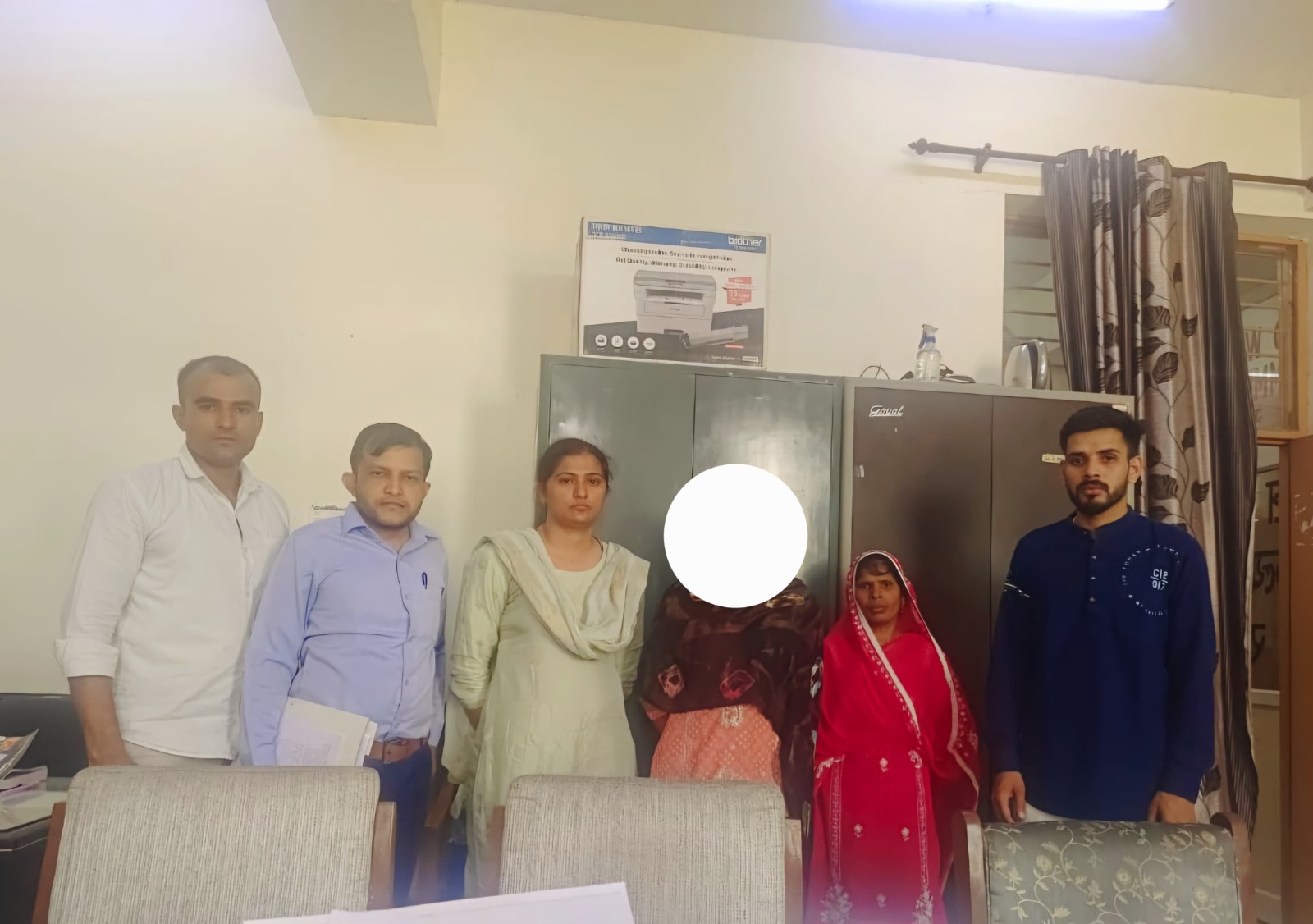 बाल विवाह रूकवाते हुए कर्मी। बाल विवाह रूकवाते हुए कर्मी।