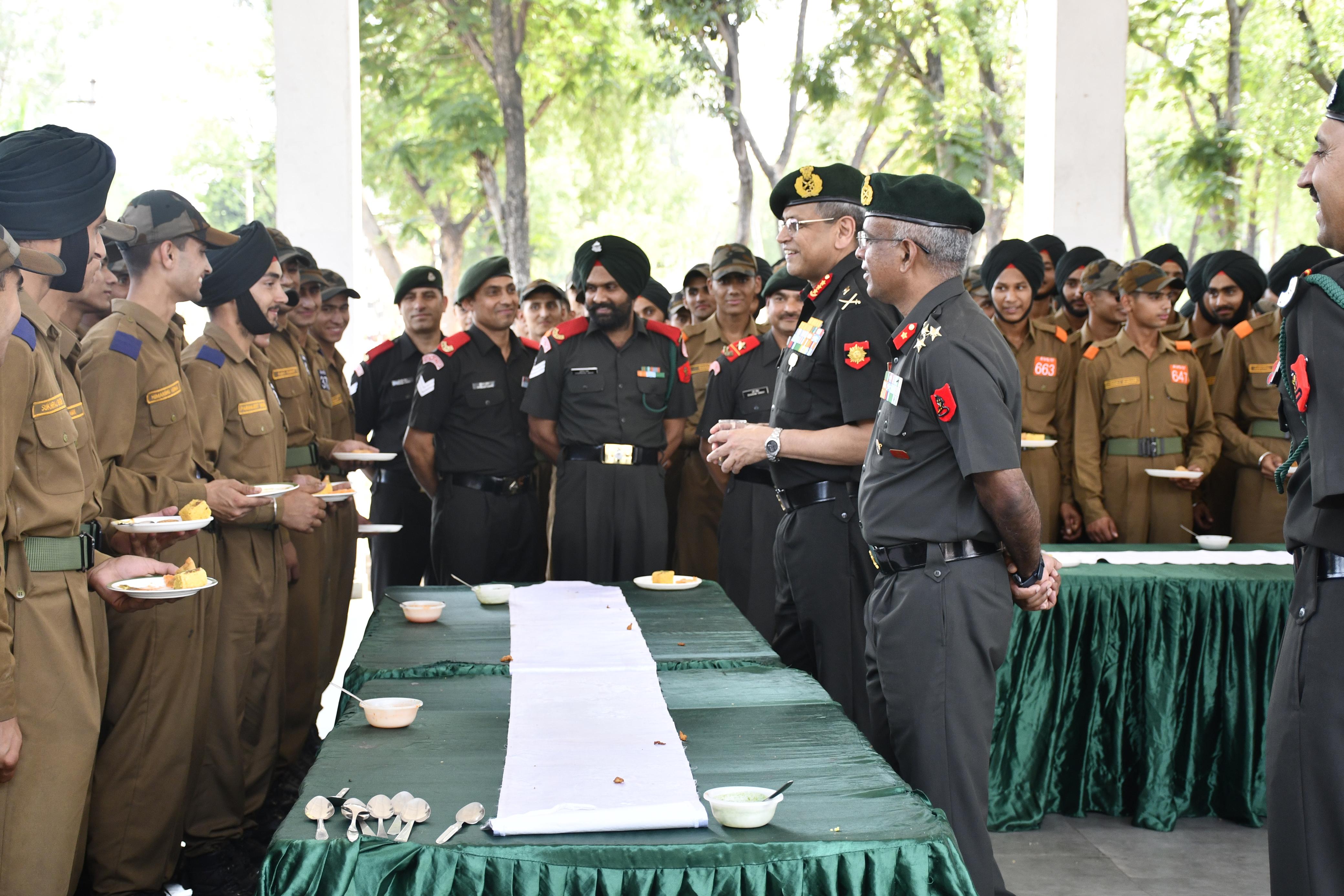 जांच करते सेना कमांडर