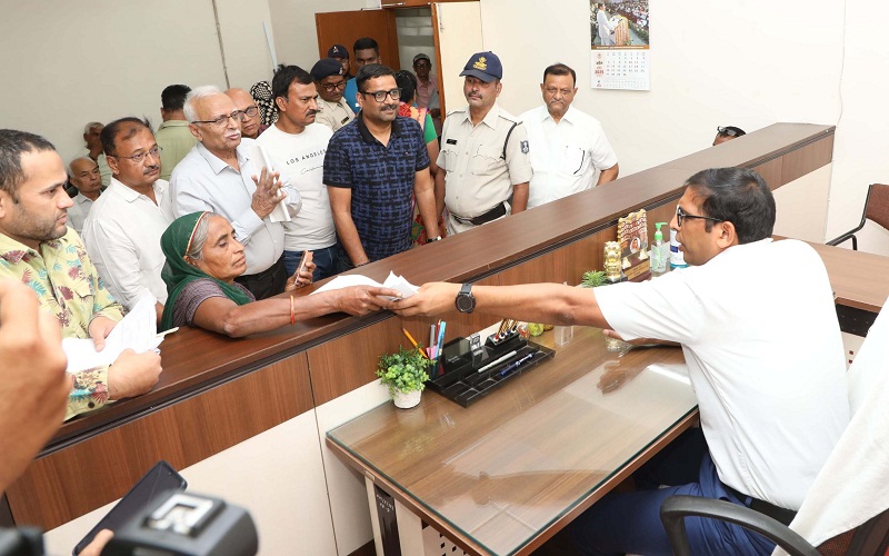 इंदौरः कलेक्टर ने नागरिकों की समस्याओं को सुना और किया निराकरण इंदौरः कलेक्टर ने नागरिकों की समस्याओं को सुना और किया निराकरण