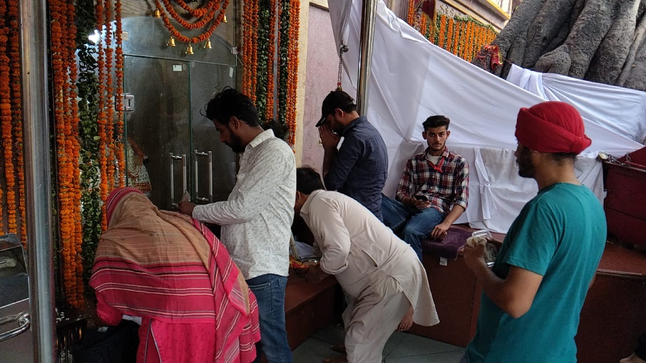 माता बालासुंदरी मंदिर त्रिलोकपुर में पहुंच रहे श्रद्धालु माता बालासुंदरी मंदिर त्रिलोकपुर में पहुंच रहे श्रद्धालु