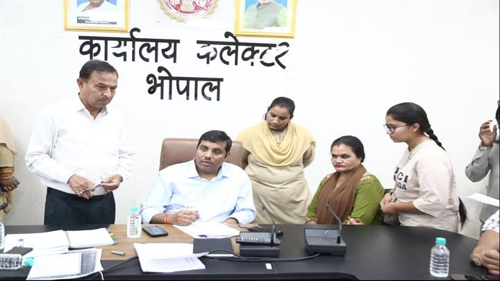 भोपाल में भी जनसुनवाई में कलेक्टर ने सुनी आवेदकों की समस्याएं भोपाल में भी जनसुनवाई में कलेक्टर ने सुनी आवेदकों की समस्याएं