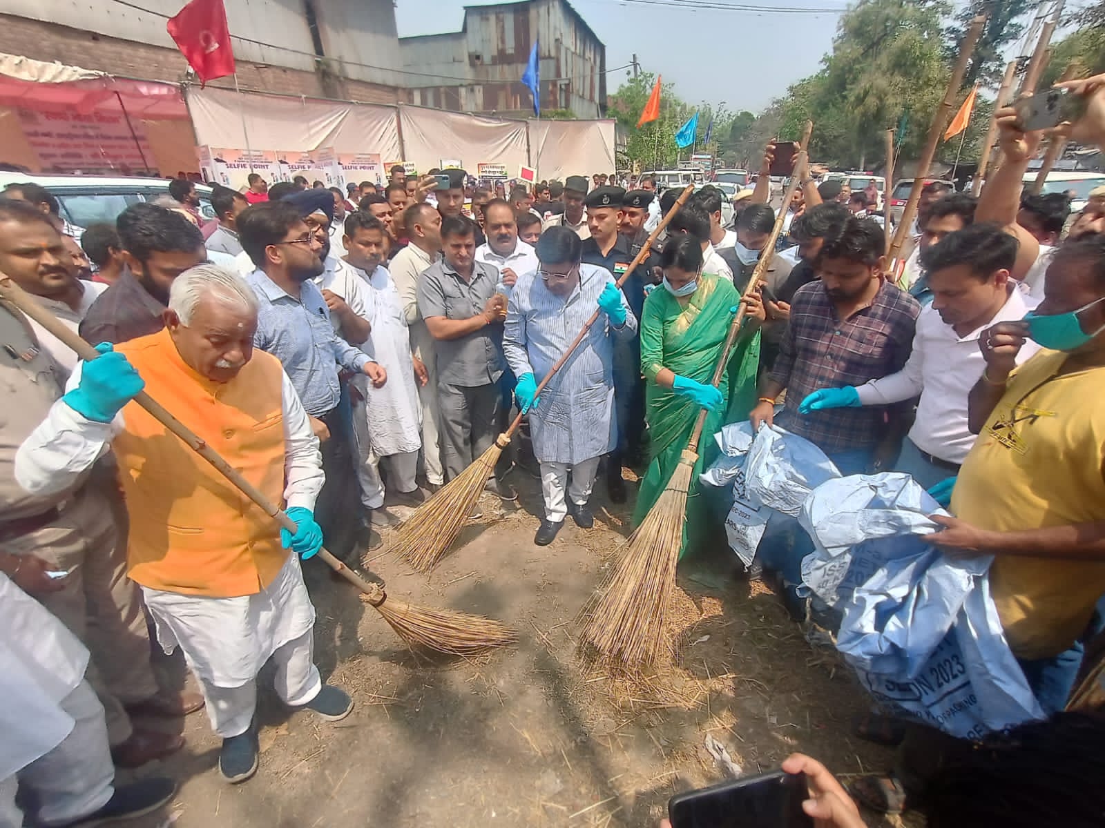झाड़ू लगाकर स्वच्छता अभियान का संदेश देते हुए कैबिनेट मंत्री विपुल गोयल झाड़ू लगाकर स्वच्छता अभियान का संदेश देते हुए कैबिनेट मंत्री विपुल गोयल