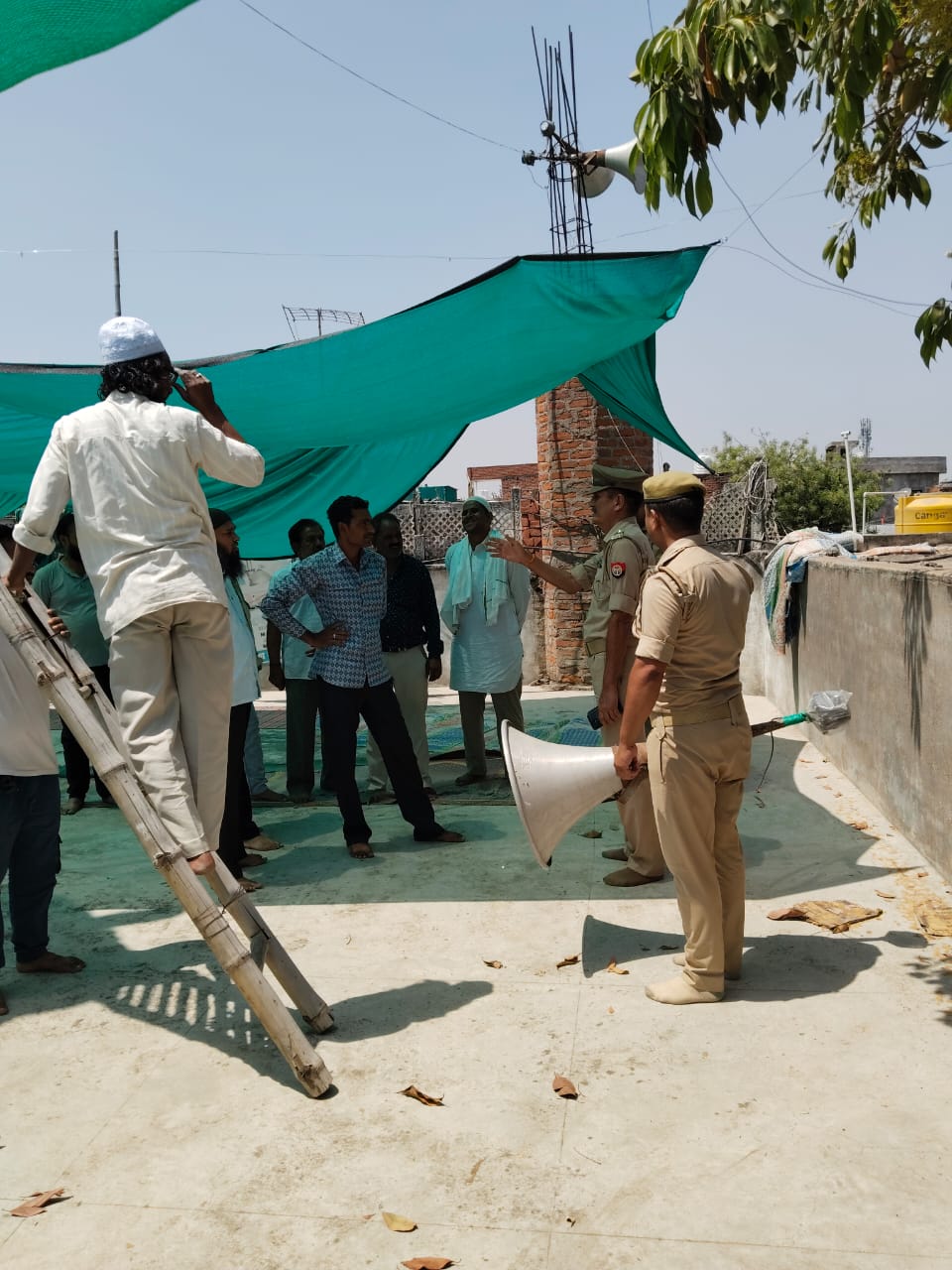 लाउडस्पीकर उतारती पुलिस लाउडस्पीकर उतारती पुलिस