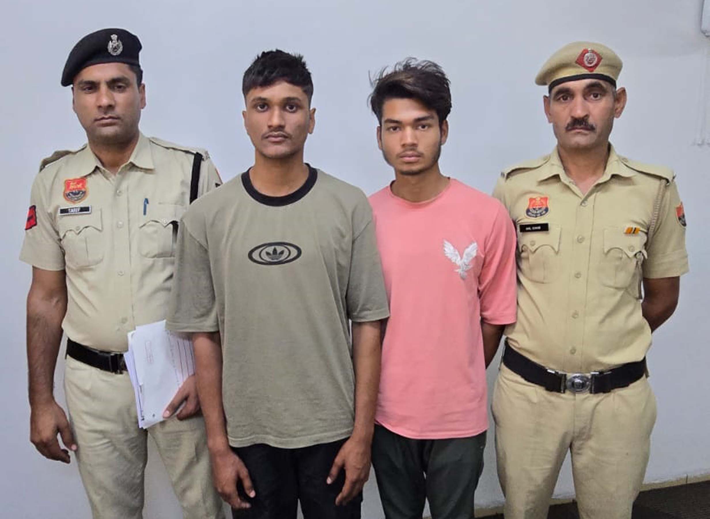 गुरुग्राम पुलिस द्वारा गिरफ्तार किए गए इंस्टाग्राम ऑनलाइन सूट बेचने के नाम पर ठगी के आरोपी। गुरुग्राम पुलिस द्वारा गिरफ्तार किए गए इंस्टाग्राम ऑनलाइन सूट बेचने के नाम पर ठगी के आरोपी।