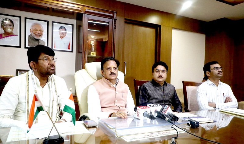 उप मुख्यमंत्री श्री राजेन्द्र शुक्ल ने कैबिनेट निर्णयों की जानकारी दी। उप मुख्यमंत्री श्री राजेन्द्र शुक्ल ने कैबिनेट निर्णयों की जानकारी दी।