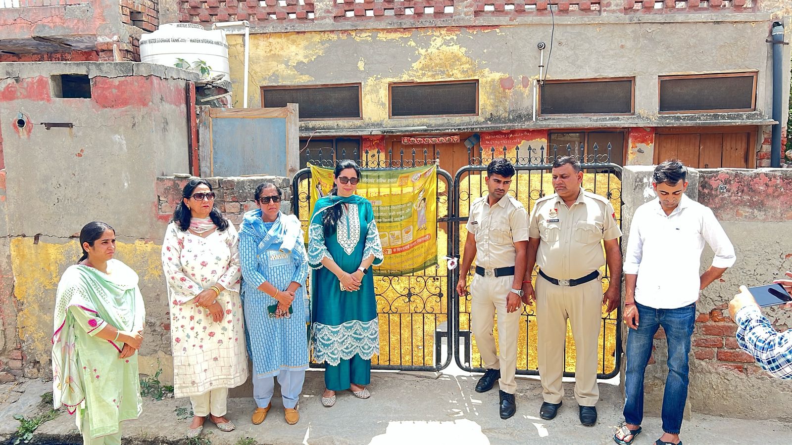 फोटो कैप्शन 8आरटीके4 : गांव सुंदरपुर में गैर मान्यता प्राप्त स्कूल को सील करते शिक्षा विभाग के अधिकारी फोटो कैप्शन 8आरटीके4 : गांव सुंदरपुर में गैर मान्यता प्राप्त स्कूल को सील करते शिक्षा विभाग के अधिकारी