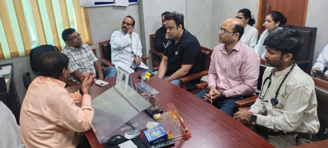 चिकित्सकों के साथ बैठक करते सीएमएस डॉ आरके कोली चिकित्सकों के साथ बैठक करते सीएमएस डॉ आरके कोली