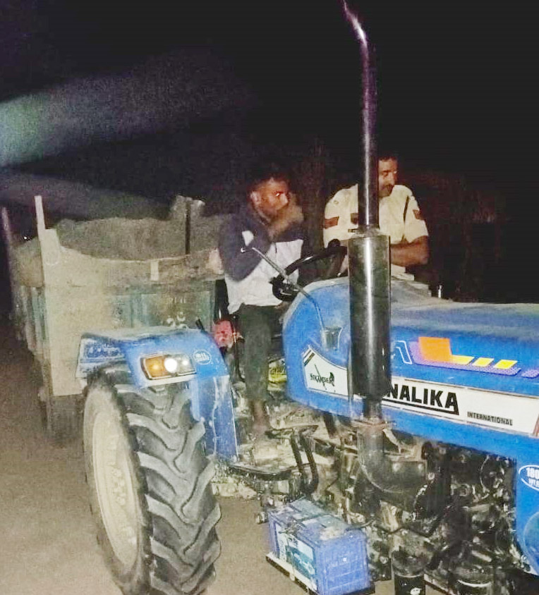 सोनीपत: अवैध रूप से रेत ले जा रही दो ट्रैक्टर-ट्रॉलियां पुलिस द्वारा जब्त की हुई सोनीपत: अवैध रूप से रेत ले जा रही दो ट्रैक्टर-ट्रॉलियां पुलिस द्वारा जब्त की हुई
