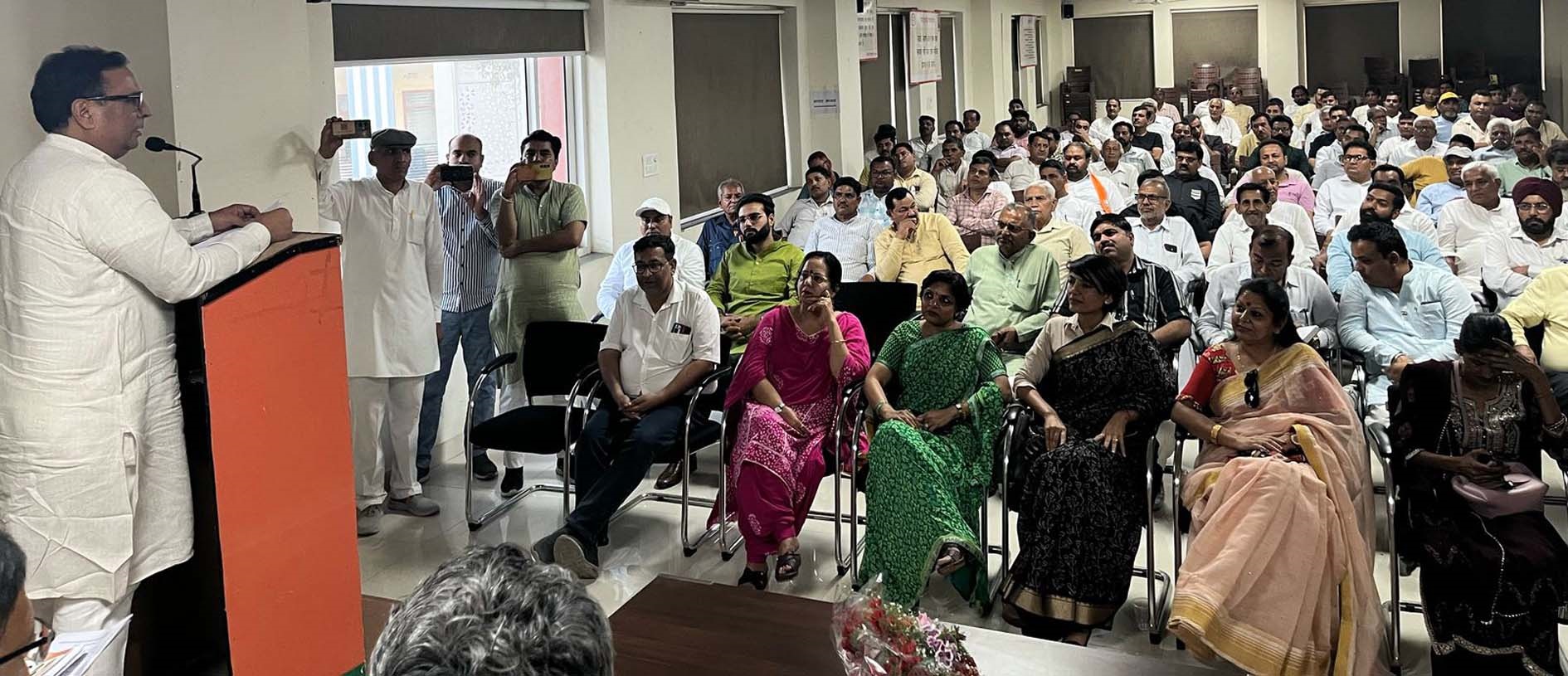 कार्यकर्ताओं को संबोधित करते पूर्व वित्त मंत्री कैप्टन अभिमन्यु। कार्यकर्ताओं को संबोधित करते पूर्व वित्त मंत्री कैप्टन अभिमन्यु।