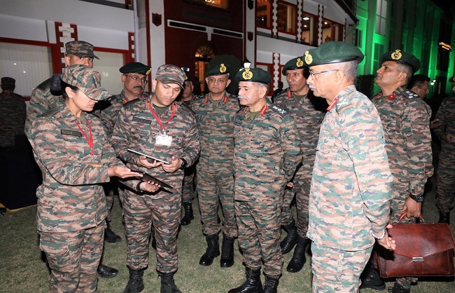 सेना प्रमुख जनरल उपेंद्र द्विवेदी श्रीनगर के दौरे पर अधिकारियों से वार्ता करते हुए सेना प्रमुख जनरल उपेंद्र द्विवेदी श्रीनगर के दौरे पर अधिकारियों से वार्ता करते हुए