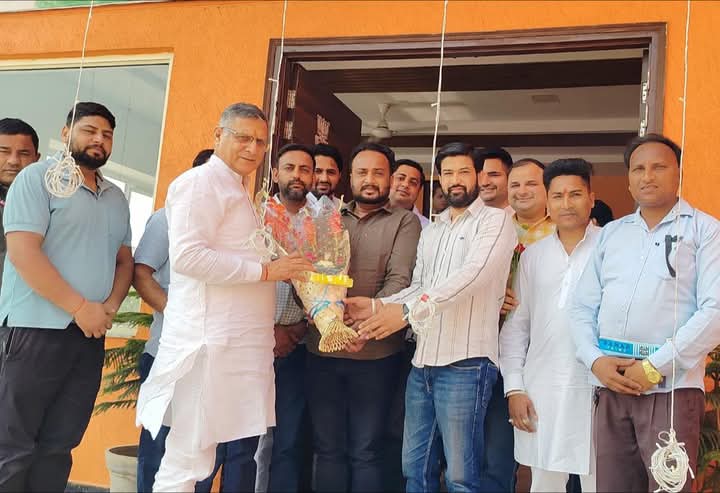 बैठक में पूर्व मंत्री का स्वागत करते हुए युवा मोर्चा के कार्यकर्ता और पार्षद बैठक में पूर्व मंत्री का स्वागत करते हुए युवा मोर्चा के कार्यकर्ता और पार्षद