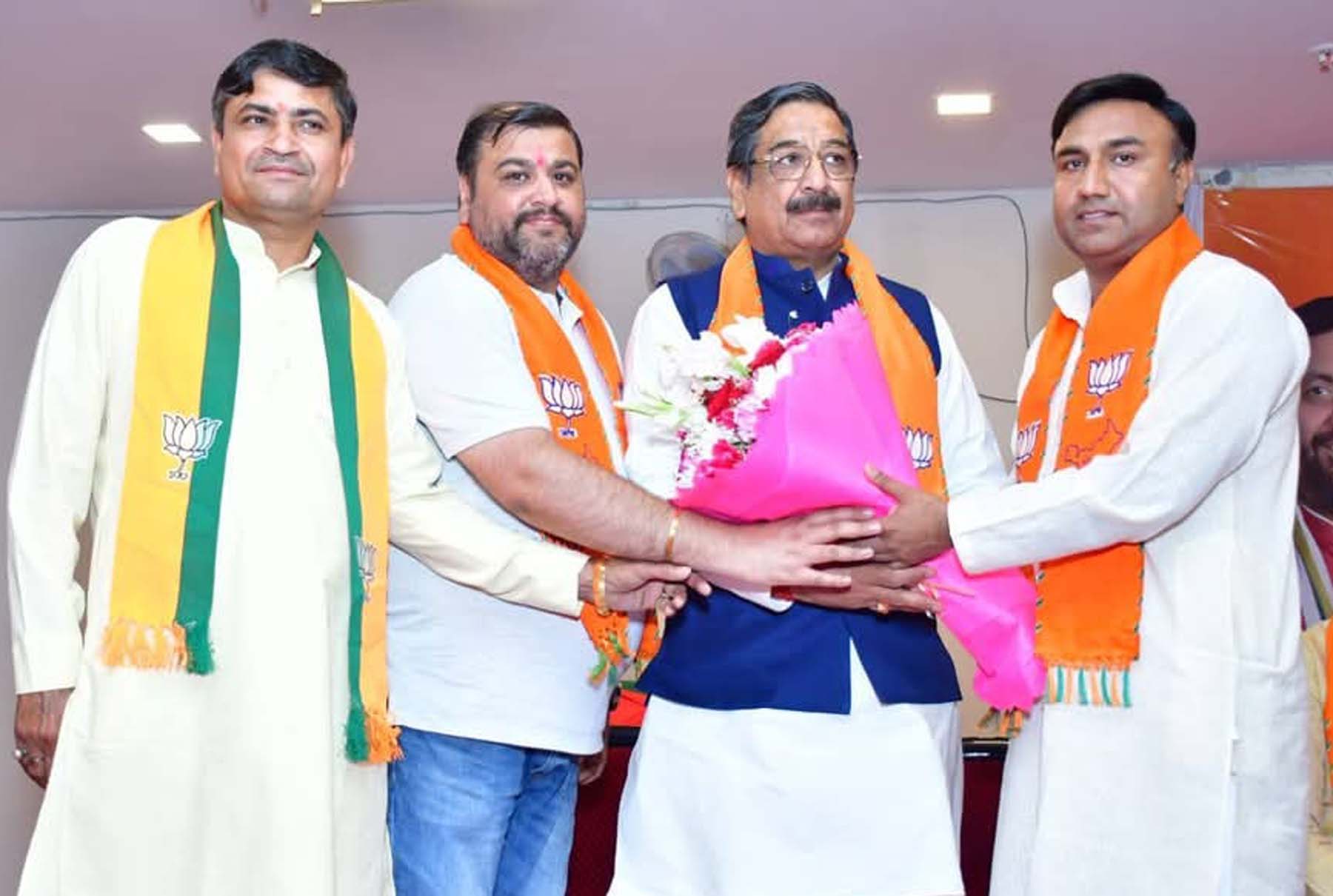 गुरुग्राम भाजपा कार्यालय में गुरुग्राम विधानसभा के सक्रिय सदस्य सम्मेलन में प्रदेश कार्यालय निर्माण प्रमुख हरविंद्र कोहली का स्वागत करते कार्यकर्ता। गुरुग्राम भाजपा कार्यालय में गुरुग्राम विधानसभा के सक्रिय सदस्य सम्मेलन में प्रदेश कार्यालय निर्माण प्रमुख हरविंद्र कोहली का स्वागत करते कार्यकर्ता।