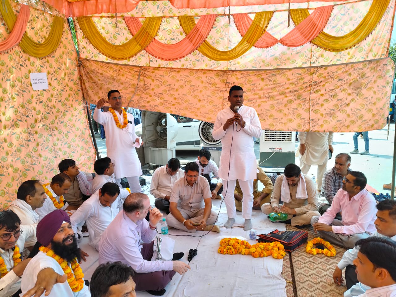 भूख हड़ताल पर बैठे रोडवेज कर्मचारी। भूख हड़ताल पर बैठे रोडवेज कर्मचारी।