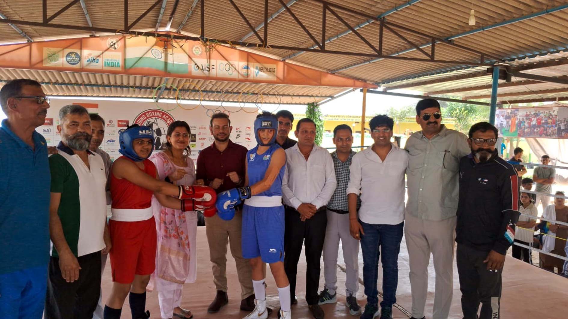 लीडिंग बॉक्सिंग एकेडमी में हुई जिला बॉक्सिंग प्रतियोगिता में भाग लेते बॉक्सर। लीडिंग बॉक्सिंग एकेडमी में हुई जिला बॉक्सिंग प्रतियोगिता में भाग लेते बॉक्सर।