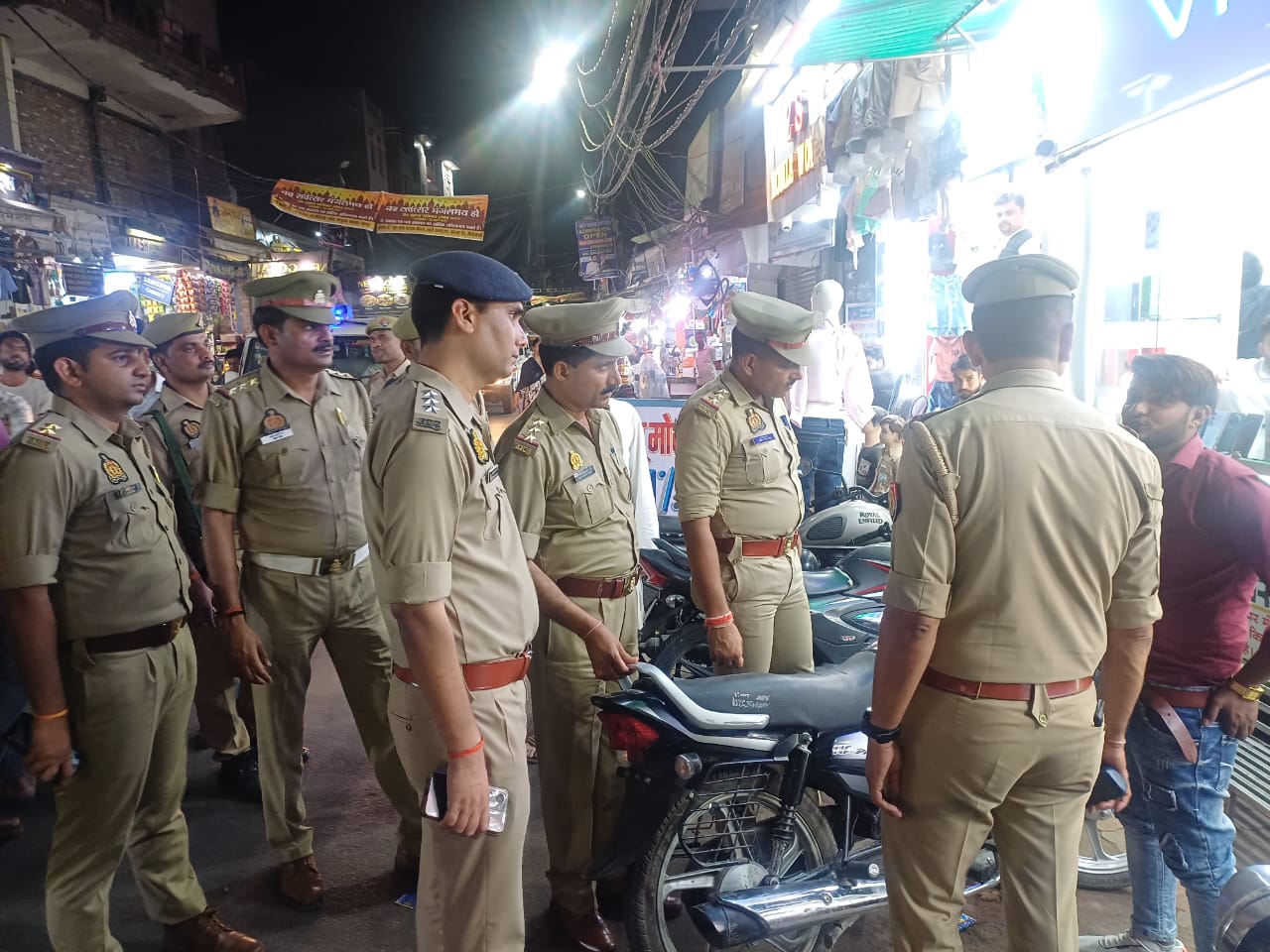 कार्यवाही करती पुलिस टीम कार्यवाही करती पुलिस टीम