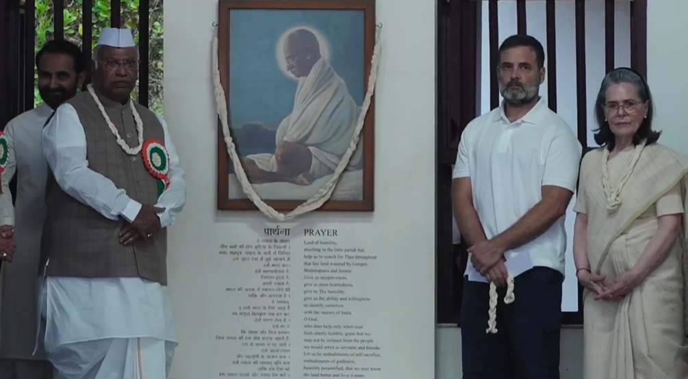 साबरमती आश्रम में मंगलवार शाम कांग्रेस अध्यक्ष मल्लिकार्जुन खरगे, सोनिया गांधी और राहुल गांधी राष्ट्रपिता महात्मा गांधी के तैल्य चित्र के साथ तस्वीर खींचाते हुए।