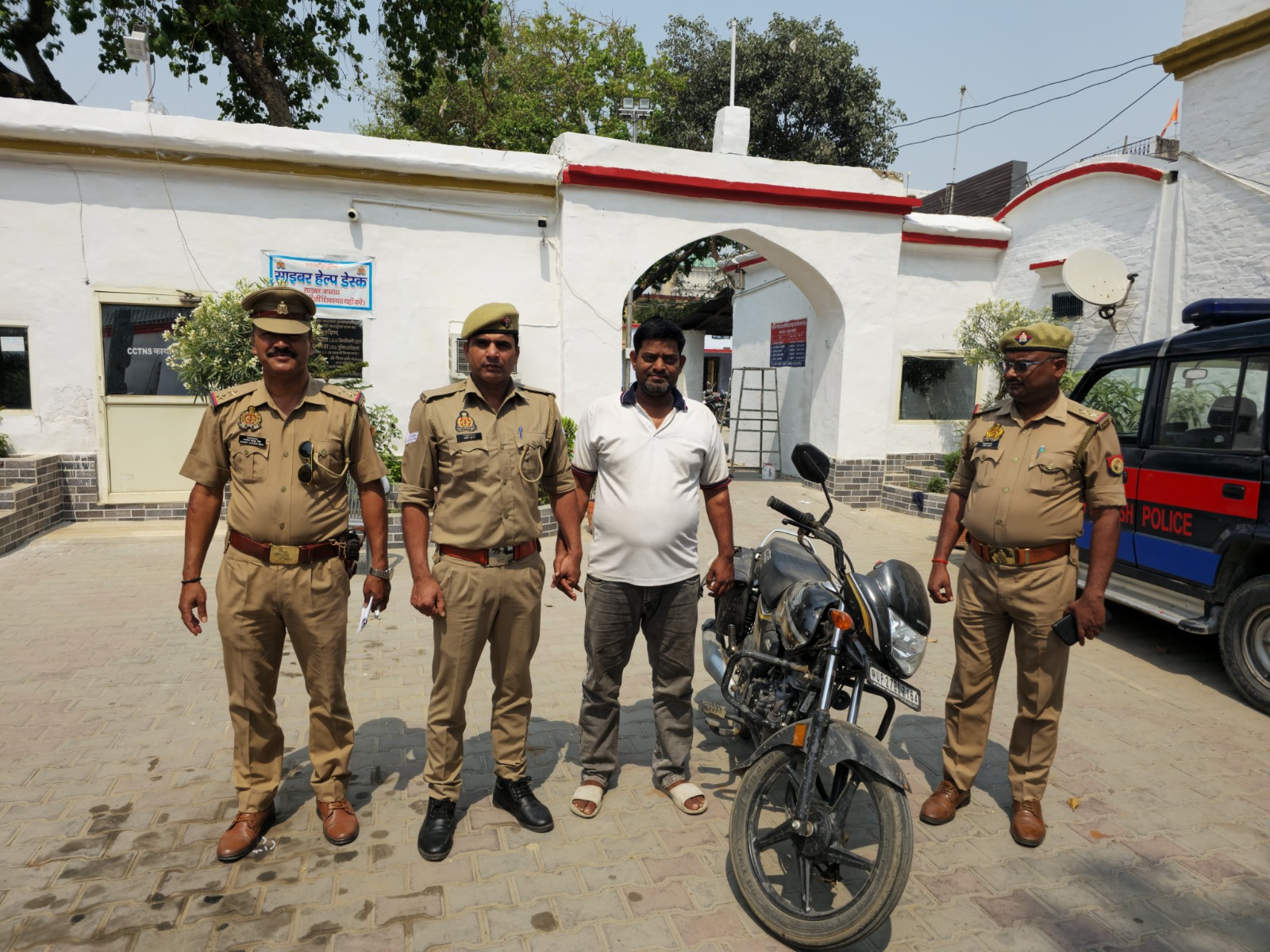 पुलिस की गिरफ्त में आरोपित युवक पुलिस की गिरफ्त में आरोपित युवक