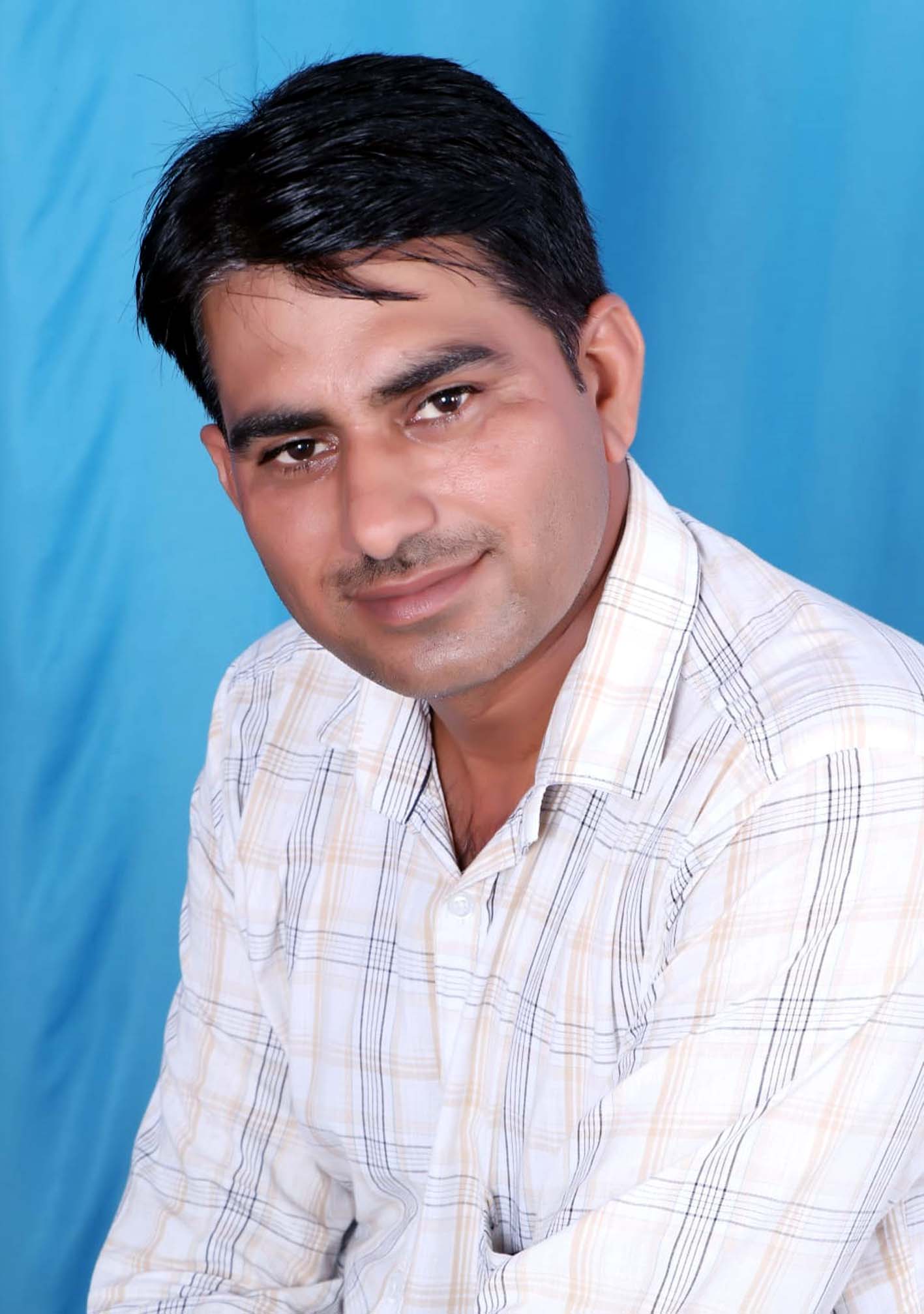 घोंसला बनाने वाला राकेश प्रजा​पति।