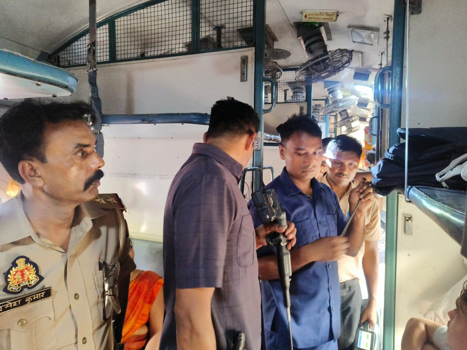 ट्रेन के अंदर यात्रियों के सामनों की तलाशी लेते जीआरपी पुलिस ट्रेन के अंदर यात्रियों के सामनों की तलाशी लेते जीआरपी पुलिस