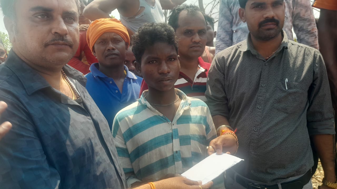 रामानुजगंज वन परिक्षेत्र में हाथी के हमले से ग्रामीण की मौत। रामानुजगंज वन परिक्षेत्र में हाथी के हमले से ग्रामीण की मौत।