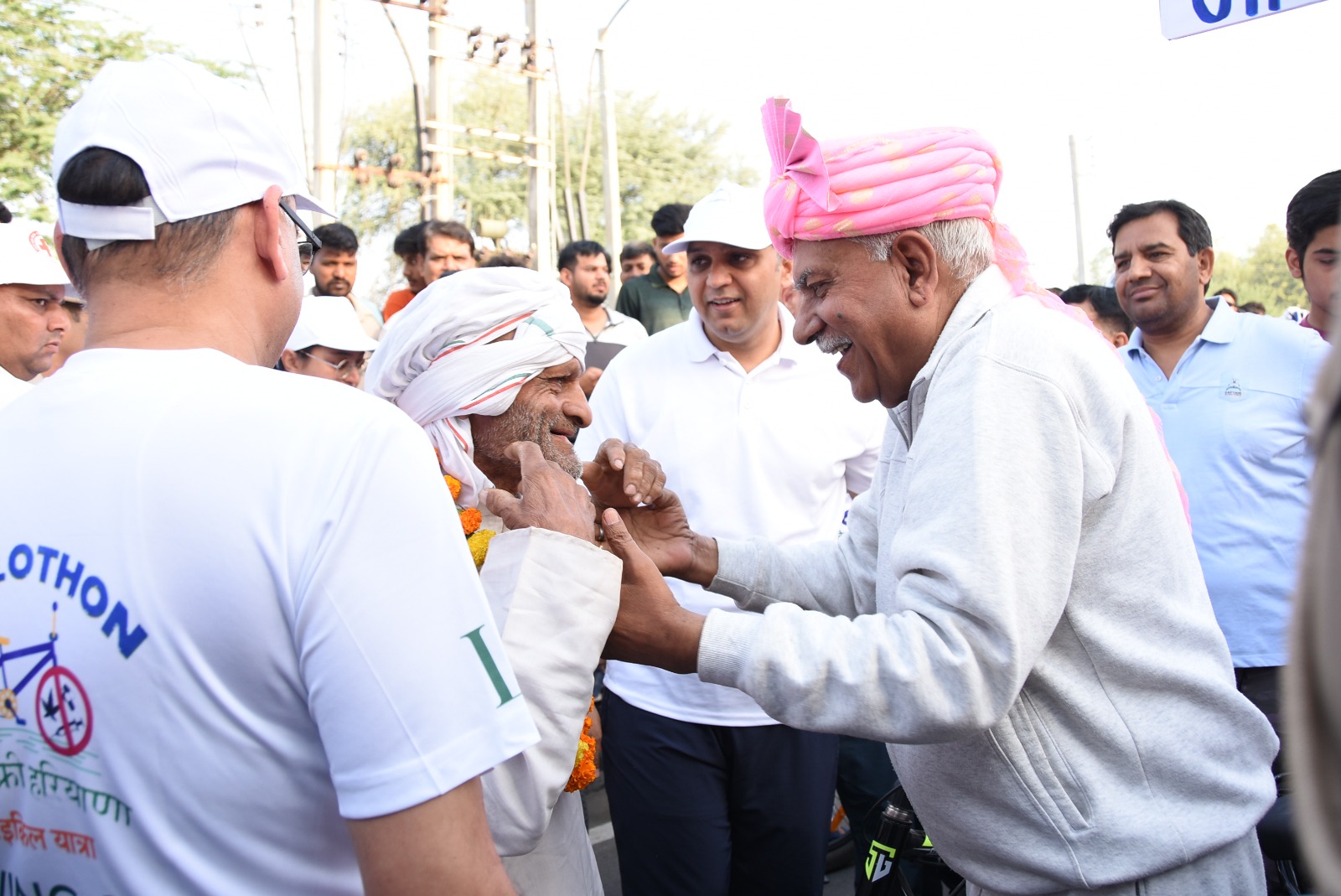 साइकिलिस्ट का स्वागत करते विधायक ओम प्रकाश यादव। साइकिलिस्ट का स्वागत करते विधायक ओम प्रकाश यादव।