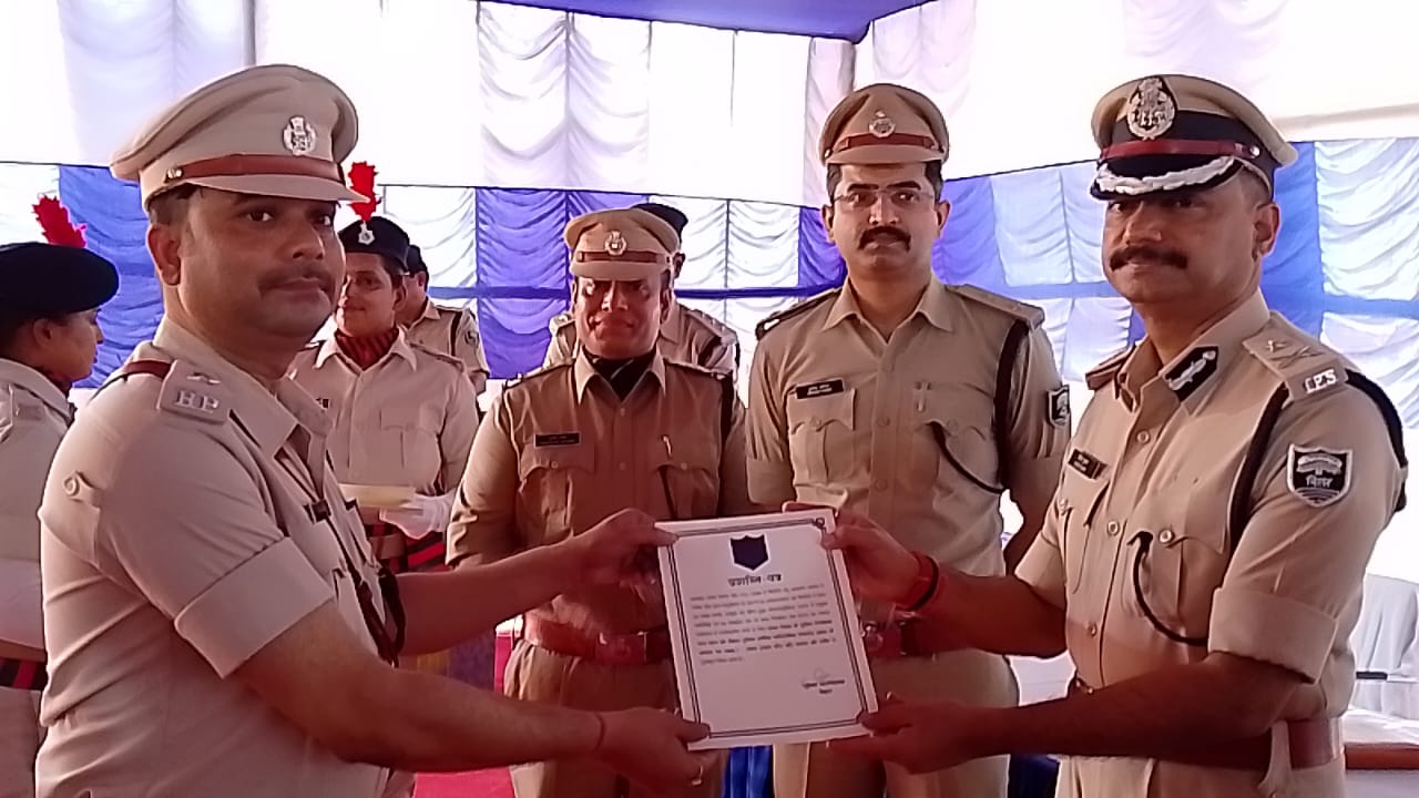 पुरस्कृत करते पुलिस महानिरीक्षक पुरस्कृत करते पुलिस महानिरीक्षक