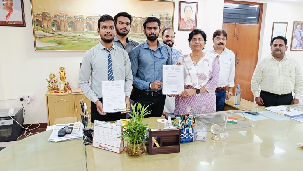 छात्रों को सम्मानित करते हुए कुलपति प्रो वंदना सिंह छात्रों को सम्मानित करते हुए कुलपति प्रो वंदना सिंह