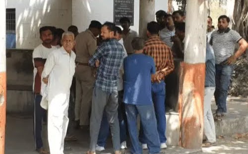 सिविल अस्पताल में छात्रा का शव लेने पहुंचे परिजन सिविल अस्पताल में छात्रा का शव लेने पहुंचे परिजन