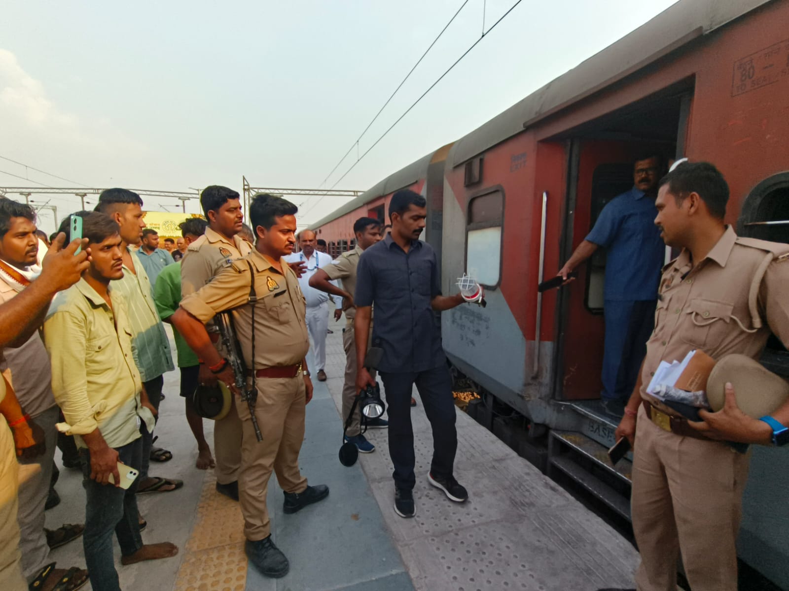 ट्रेन में चेकिंग करते हुए पुलिस के जवान ट्रेन में चेकिंग करते हुए पुलिस के जवान