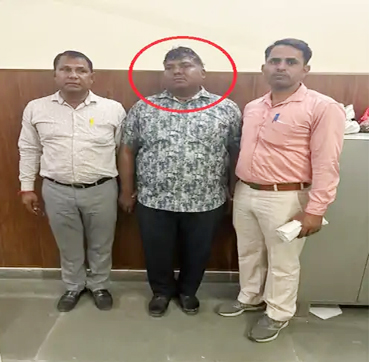 रिश्वत लेते गिरफ्तार किया गया आरोपित